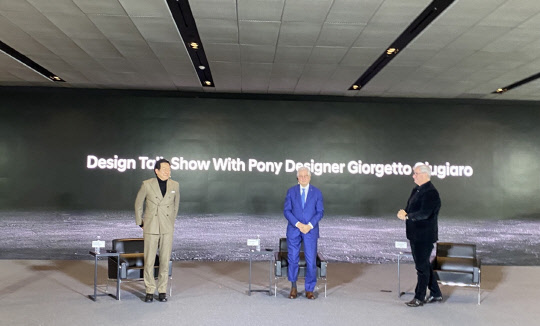 이상엽(왼쪽부터) 현대디자인센터장 부사장, 이탈리아 디자이너 조르제토 주지아로, 루크 동커볼케 현대차그룹 CCO(최고크리에이티브책임자) 부사장이 24일 현대차 용인 인재개발원에서 열린 '포니 쿠페 콘셉트 복원 프로젝트' 토크쇼에서 발표를 하고 있다. 장우진 기자